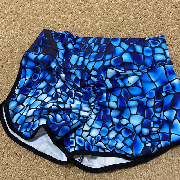 Abs2b scrunch butt shorts - Picture 2 of 3